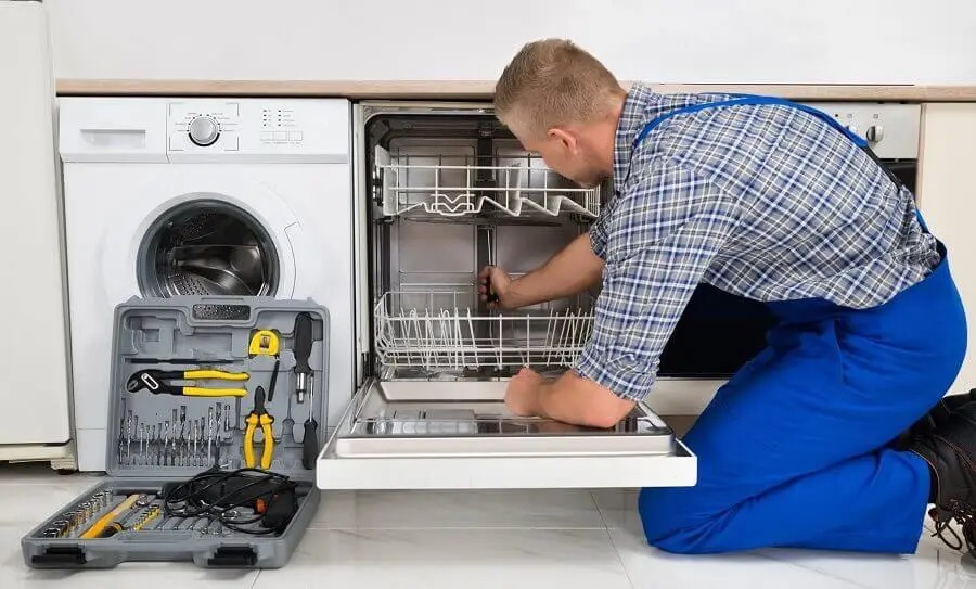 Kandıra Protherm servisi teknisyen ekibi beyaz eşya tamiri yaparken